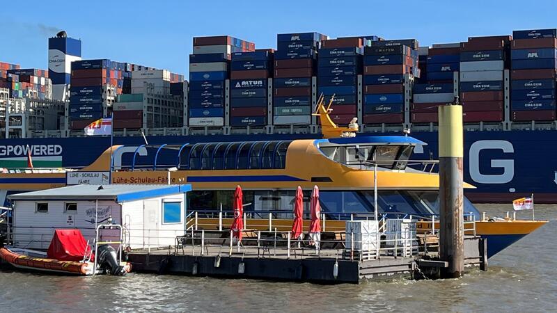 Gemeinsam mit der Lühe-Schulau-Fähre bietet Nordik jetzt die Nippen-und-Shippen-Kreuzfahrt an, mit Events soll die kommunale Fähre gestärkt werden.