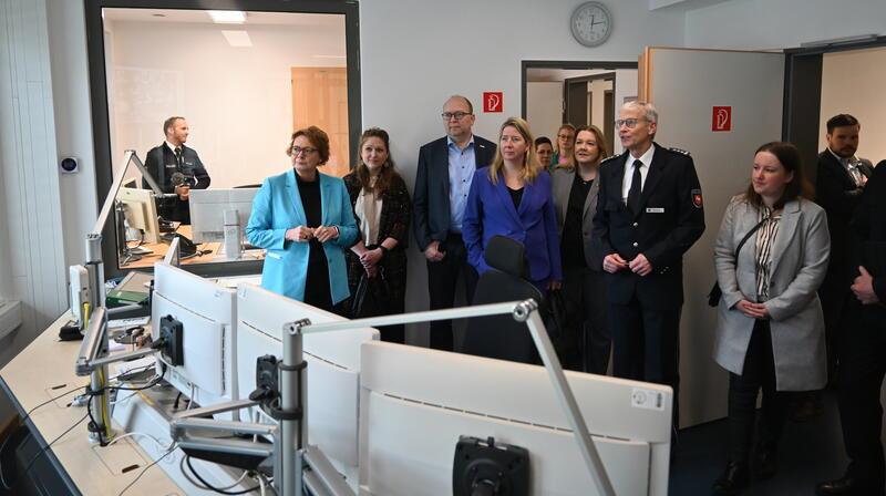 Gemeinsam mit der Ministerin Daniela Behrens (SPD, links) besuchten unter anderem die Landtagsabgeordneten Birgit Butter, Melanie Reinecke (beide CDU) und Corinna Lange (SPD) mit Stades Bürgermeister Sönke Hartlef (CDU) die neue Polizeiwache.