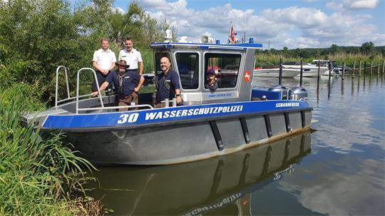 Gemeinsam mit der Wasserschutzpolizei aus Scharnebeck haben die vier Rangerinnen und Ranger des Landkreises Harburg Angelplätze an der Elbe vom Wasser aus inspiziert.