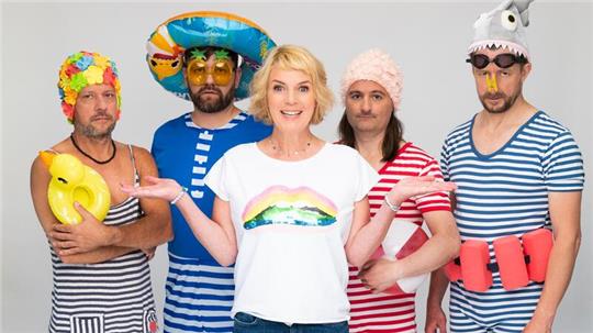 „Ich lebe offen schlagersexuell“: Mirja Boes kommt ins Stadeum Gemeinsam mit ihrer Band Honkey Donkeys verspricht Komikerin Mirja Boes (mittig) einen Comedy-Abend, „bei dem kein Auge trocken bleibt“.