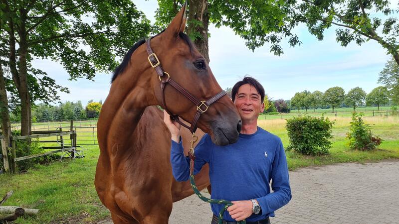 Olympia 2024: Dieser Springreiter aus Ottendorf tritt für Japan an Gemeinsam mit seinem Pferd Karamell M&M erfüllte sich Takashi Haase Shibayama den Kindheitstraum, bei Olympia teilzunehmen.