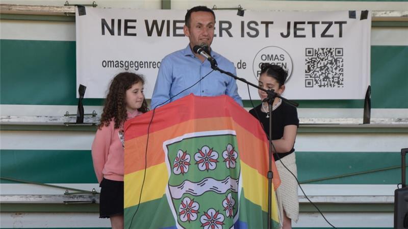 Gemeinsam mit seinen beiden Töchtern sprach Nihat Sagir bei den Omas gegen Rechts über Ausgrenzung und Rassismus.