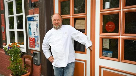 Gemeinsam mit seiner Frau Inge betreibt Björn Wolters das Restaurant „Zur Börse“ in einem Haus mit 300-jähriger Gastronomie-Tradition in Wremen.