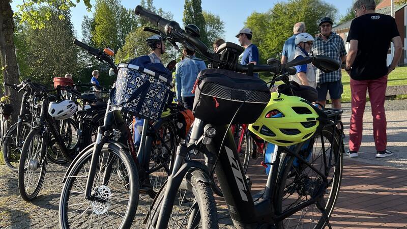 Gemeinsam radelt es sich noch besser, zum Beispiel bei der Feierabendtour mit Landrat Kai Seefried zum Stadtradeln-Auftakt am 7. Mai.