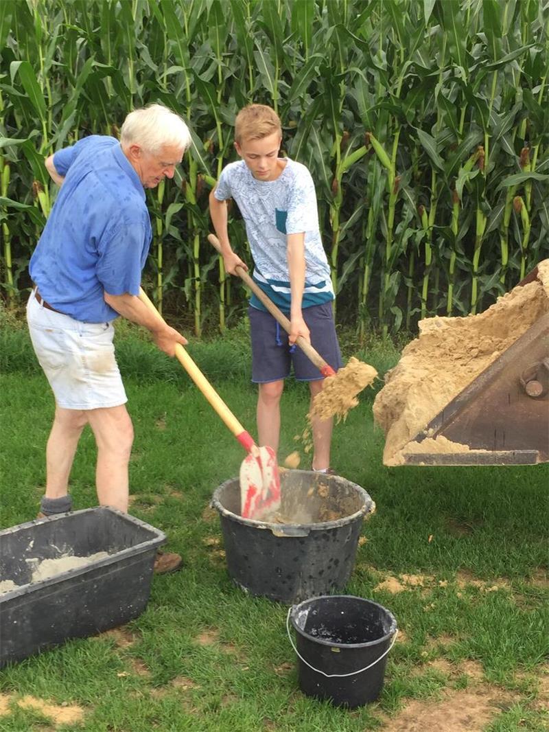 Darum ist ein alter Acker überlebenswichtig für den SV Ottensen Gemeinsam schaufeln für einen Bolzplatz: Der inzwischen verstorbene Heinrich Augustin und sein Enkel Julius beim Arbeitseinsatz.