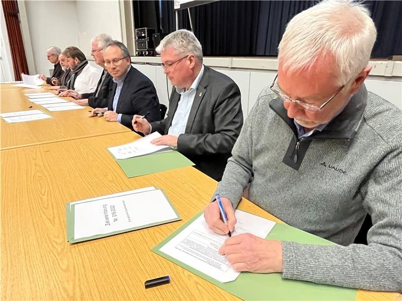 Gemeinsam setzen Ratsvorsitzender, Bürgermeister und Fraktionsvorsitzende ihre Unterschrift unter die 17 Zielvereinbarungen. Foto: Vasel