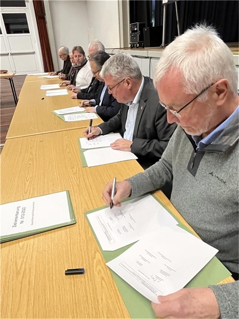 Gemeinsam setzen Ratsvorsitzender, Bürgermeister und Fraktionsvorsitzende ihre Unterschrift unter die Zielvereinbarung. Foto: Vasel