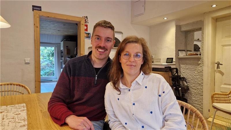 „Aufgeben ist nicht“: So bewältigt Leon Wittler aus dem Heidekreis seinen Alltag mit MS Gemeinsam sind sie stark: Johanna und Leon Wittler meistern den Alltag mit seiner Krankheit gemeinsam. An guten Tagen läuft er wenige Schritte mit dem Rollator.
