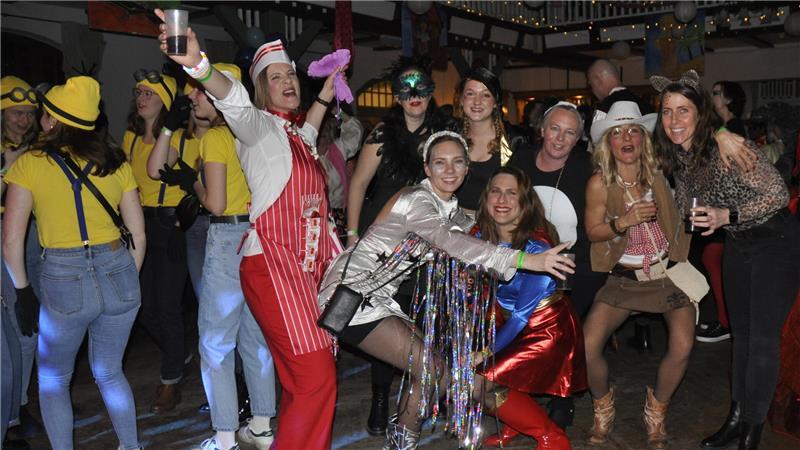 Gemeinsam sind sie stark: Party-People in Wisch.