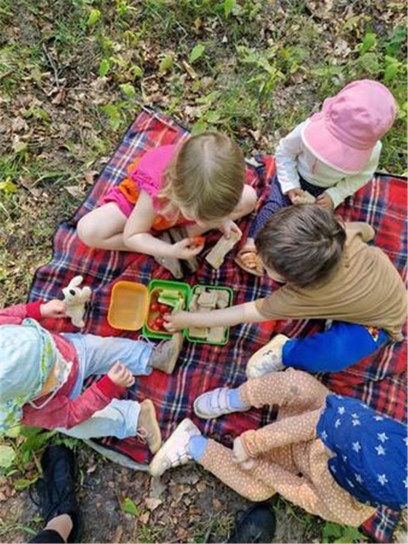 Gemeinsam spielen und essen ist ein wichtiger Bestandteil im Alltag der betreuten Kinder.