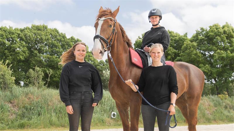 Auf ihrem Hof entsteht ein Camp für krebskranke Kinder Gemeinsam stark: Johanna Terhaar, Maileen Müller und Deike Springer mit Pferd Olga im Einsatz für mehr Lebensfreude.