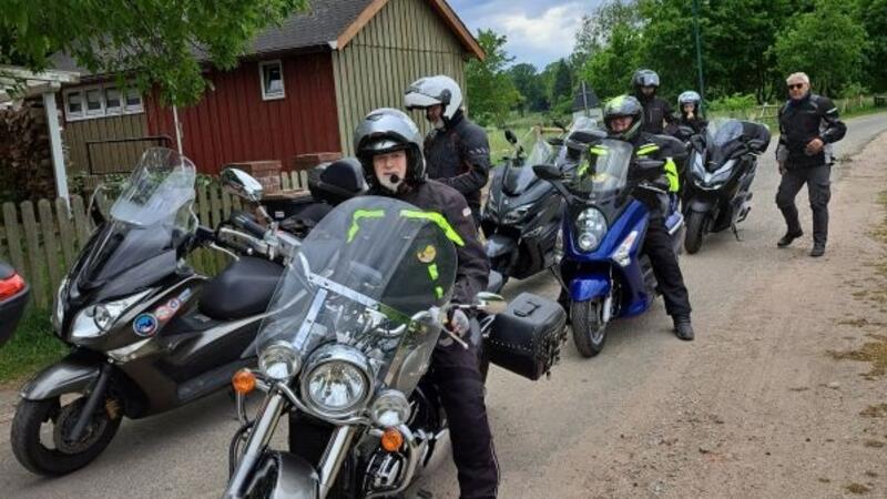 Rollerclub 2000: Fahrspaß für Biker im Kreis Stade seit fast 25 Jahren Gemeinsam statt einsam: Seit fast 25 Jahren starten die Biker vom Rollerclub 2000 zu Motorradtouren wie hier in Mölln.