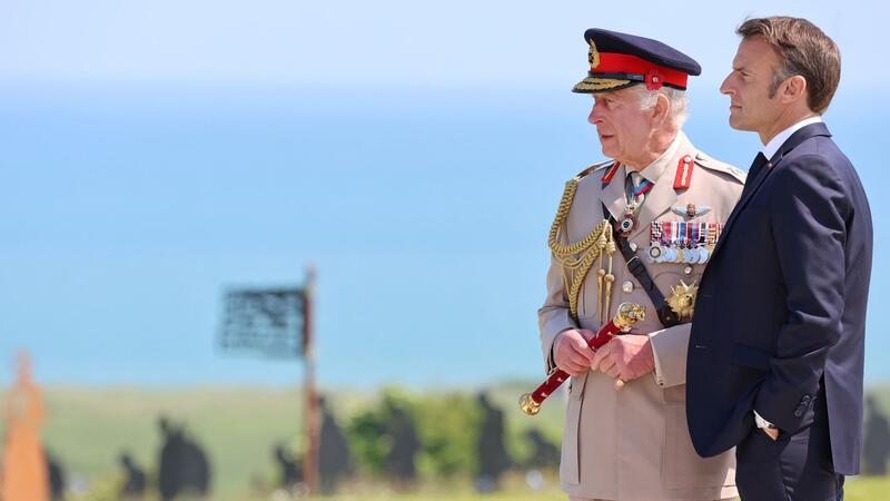 Gemeinsam stehen der britische König Charles III. und der französische Präsident Emmanuel Macron an der Atlantikküste in der Normandie. Am 6. Juni 1944 landeten hier die Soldaten der Alliierten.