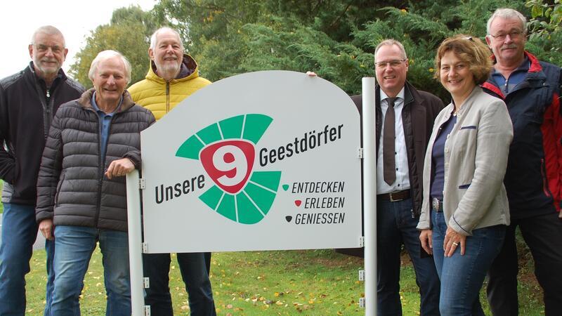 Gemeinschaft fördern: Fredenbeck bekommt Tipps vom Profi für Dorfmarketing Gemeinsame Aktion: Bürgermeister der Samtgemeinde Fredenbeck und Vertreter von Geest Landtouristik haben bereits neun Dorfschilder für die neun Geestdörfer aufgestellt.