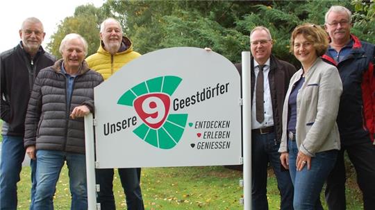 Gemeinsame Aktion: Bürgermeister der Samtgemeinde Fredenbeck und Vertreter von Geest Landtouristik haben bereits neun Dorfschilder für die neun Geestdörfer aufgestellt.