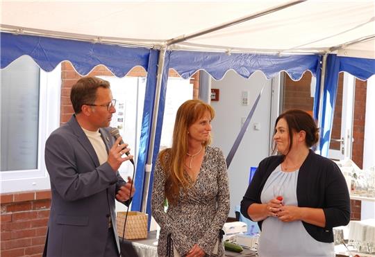 Gemeinsame Eröffnung des Jubiläums im Seniorenheim Klosterfeld (von links): Kai Seefried, Landrat und Aufsichtsratsvorsitzender der Altenpflege Landkreis Stade gGmbH, Dr. Bettina Müller, Geschäftsführerin, und Margarethe Wüstefeld, Leiterin