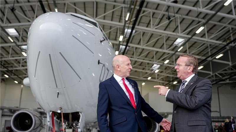 Gemeinsame Sicherheit:  Pistorius und Healey auf der Royal Airbase in Lossiemouth