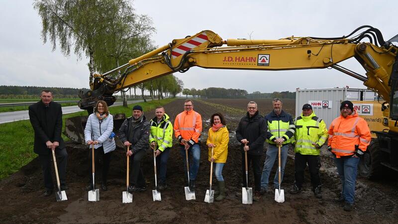 Neuer Radweg zwischen Horneburg und Issendorf: Jetzt geht‘s los Gemeinsamer Spatenstich: Bürgermeister und Straßenbauer greifen zum Start des Baus des Fahrradweges zwischen Horneburg und Issendorf zum Spaten.