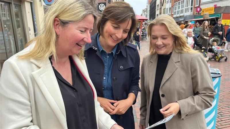 Bärbel Bas in Buxtehude: Zwischen Bürgergesprächen und Fußballleidenschaft Gemeinsamer Wahlkampf: Die CDU-Landtagsabgeordneten Birgit Butter und Melanie Reinecke (rechts) im Gespräch mit der Staatssekretärin Mareike Wolf (Mitte).
