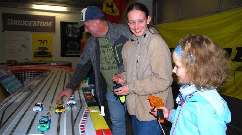 Gemeinsames Hobby und Spaß an kleinen Rennautos: Jens Koenig mit seinen Töchtern Svea und Jana