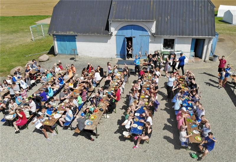 Gemeinsames Mittagessen: Bis zu 350 Kinder und Jugendliche aus dem Landkreis Stade fahren jeden Sommer nach Lille Bodskov. Foto: Landkreis Stade/Jugendpflege