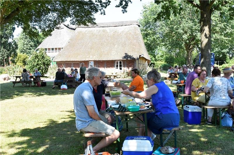 Gemeinsames Picknick auf dem Beekhoff. Die Vertreter der Partnerorte trafen sich mit zwei Jahren Verspätung.