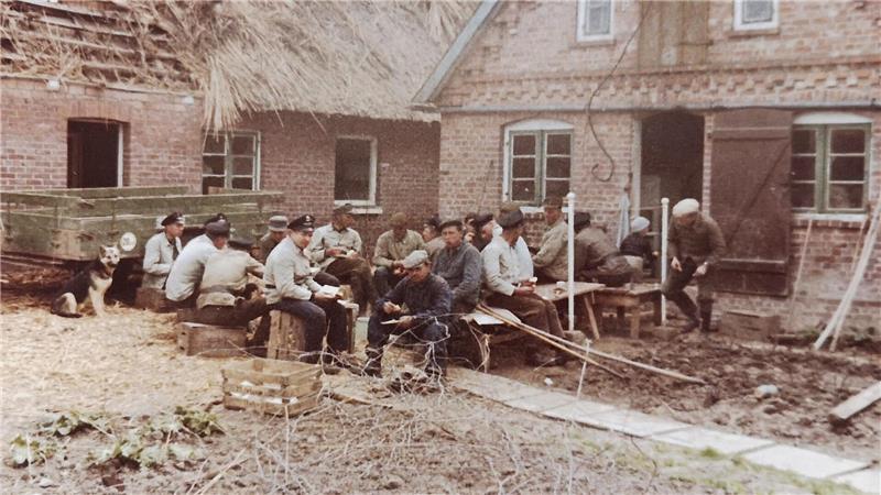 Gemeinschaft - auch bei einem Hausabriss bei Pickenpack in Höhen 2 nach der Flut im Juni 1962.