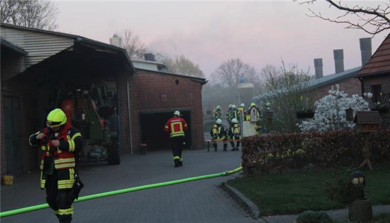 Gemeldet wurde eine starke Rauchentwicklung aus einem Schornstein. Vor Ort stellte die Feuerwehr einen Brand in einem Schweinestall fest.