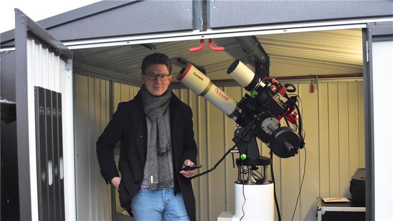 Naturschauspiel am Nachthimmel: Altländer erklärt das Geminiden-Spektakel Johannes Lüth steht in seiner Sternwarte neben seinen Teleskopen.