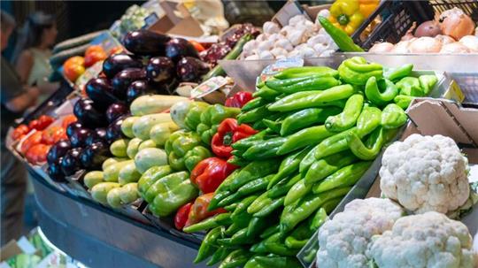 Gemüse wird an einem Stand auf einem Markt in Sevilla angeboten. Die Inflation in der Eurozone hat sich im November deutlich abgeschwächt.