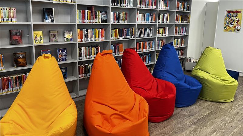 Die Schul-Revoluzzer: 15 Jahre Integrierte Gesamtschule in Stade Gemütlich: Bibliothek und Sitzsäcke im Selbstlernzentrum der IGS.