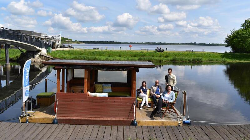 Wo jetzt Floß-Urlaub möglich ist - und Kanus per Selbstbedienung ausgeliehen werden Gemütlich auf dem Kanal unterwegs: Ein Floß steht nun in Bad Bederkesa zur Verfügung.