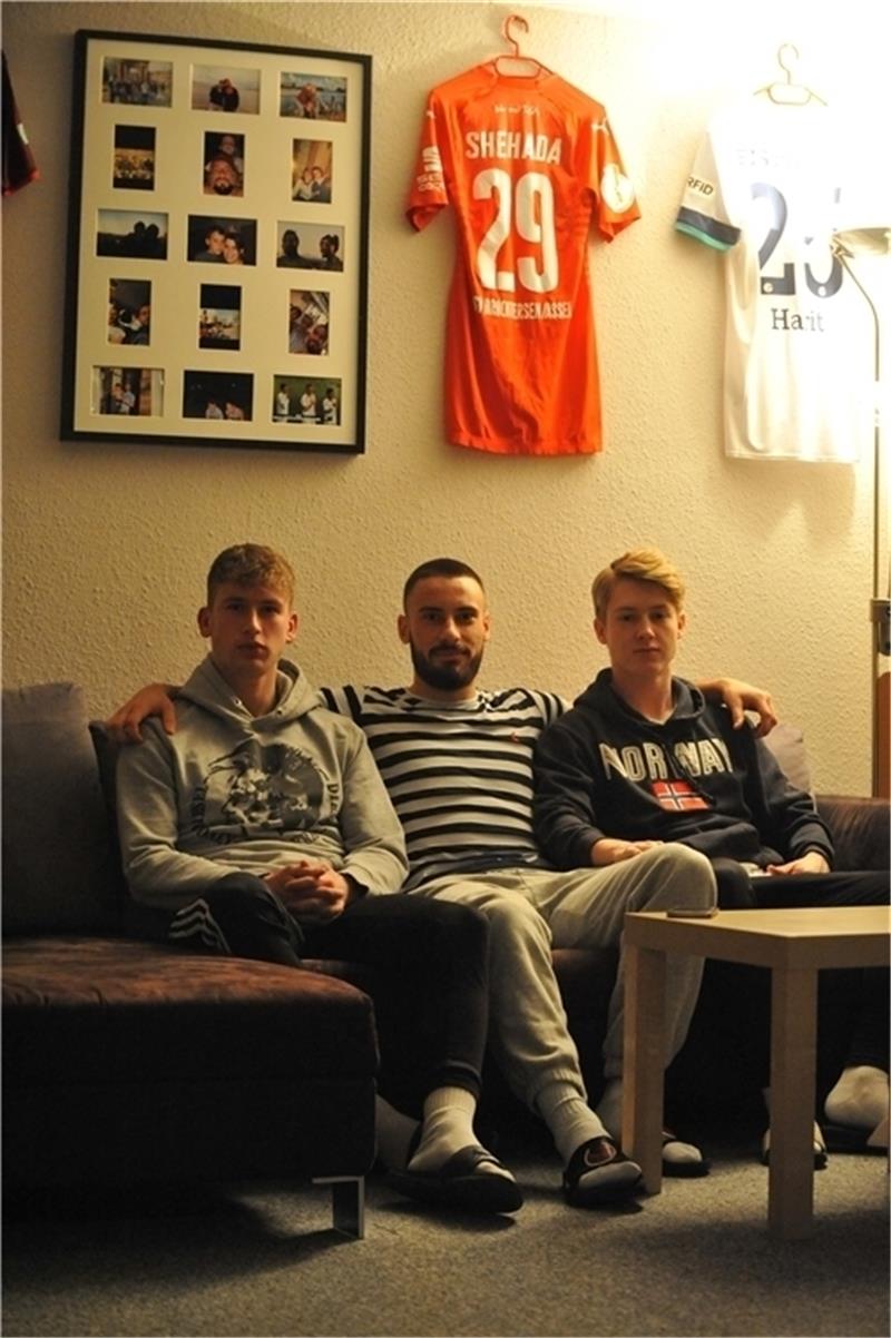 Gemütlich machen auf dem Sofa (von links): Finn Zeugner, Alexander Shehada und Stig Hartig. Foto: Berlin