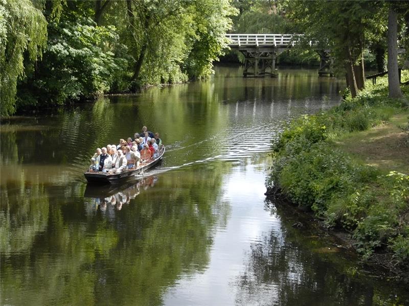 Verein Alter Hafen lässt in Stade die Fleetkähne zu Wasser Gemütlich und informativ: Eine Fleetkahnfahrt auf dem Stader Burggraben. Foto: Elsen/ Stade Marketing