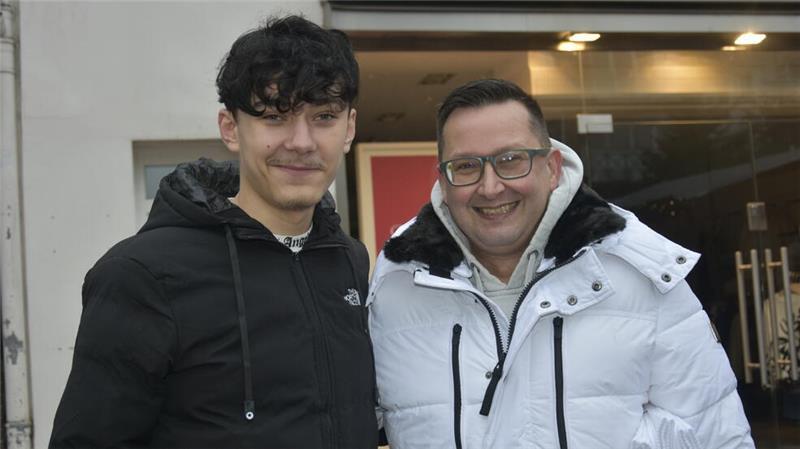 TAGEBLATT-Umfrage zum Jahreswechsel: Wie feiern Sie Silvester? Gemütlich zusammensitzen und ein bisschen böllern wollen Karol Wlasek (links) und Andy Troska.