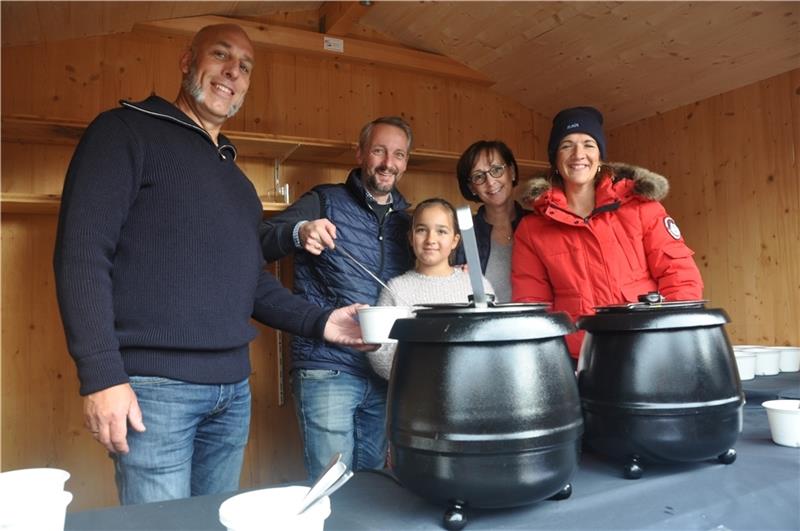 Matthias-Markt in Jork ist ein Publikumsmagnet Genau das richtige Wetter für eine heiße Suppe finden Mathias Franke, Dirk, Lene und Ricarda Hartwig mit Beke Beckmann. Fotos: Felsch