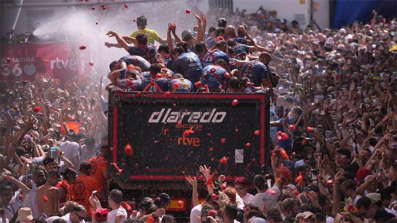 Genau eine Stunde lang sind die normalen Regeln in der spanischen Kleinstadt Buñol während der „La Tomatina“ außer Kraft gesetzt und man darf wildfremden Menschen eine matschige Tomate ins Gesicht klatschen. 