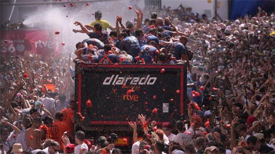 Genau eine Stunde lang sind die normalen Regeln in der spanischen Kleinstadt Buñol während der „La Tomatina“ außer Kraft gesetzt und man darf wildfremden Menschen eine matschige Tomate ins Gesicht klatschen. 