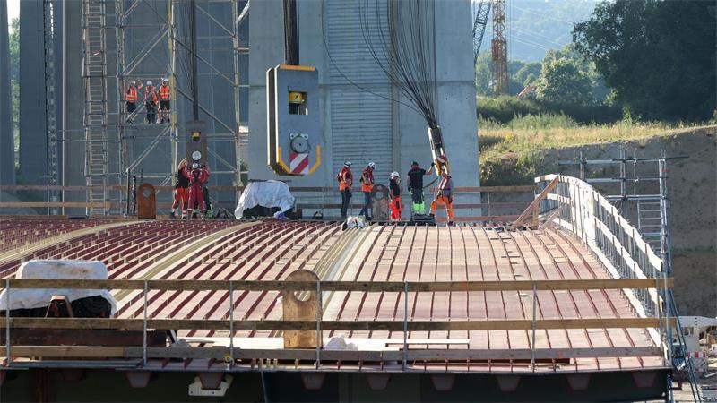 Wann Autos über die neue Rader Hochbrücke rollen Genaues Arbeiten war von den Experten verlangt.