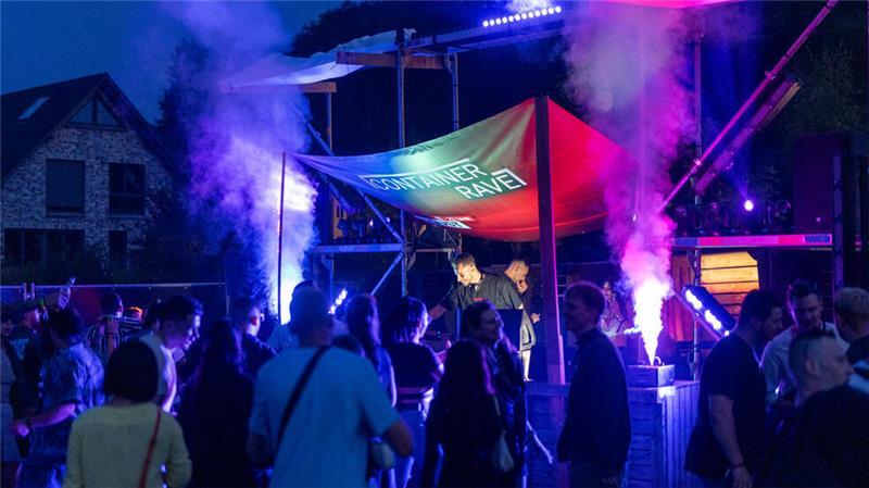 Genauso wie beim Container Rave in Neukloster ist auch beim Forest Drum in der Buxtehuder Garage für ein ungewöhnliches Ambiente gesorgt.