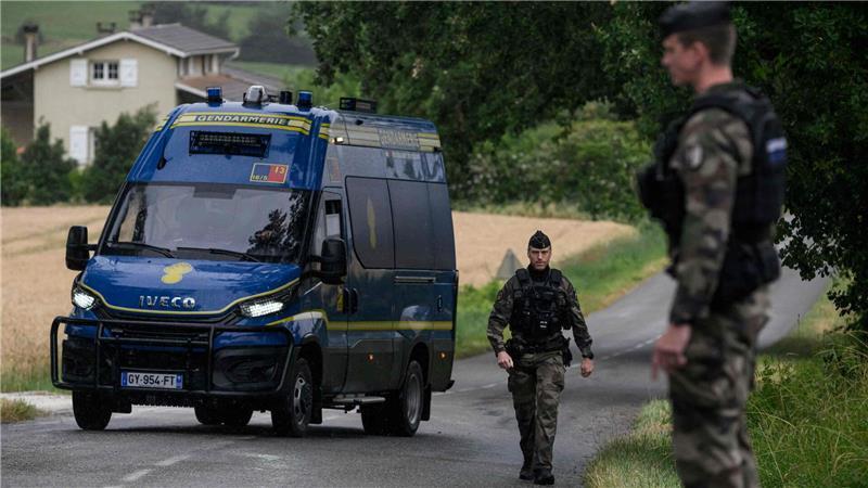 Gendarmen in der Nähe des Leichenfundortes: Der Tod einer tagelang vermissten Elfjährigen sorgt in Frankreich für große Erschütterung.