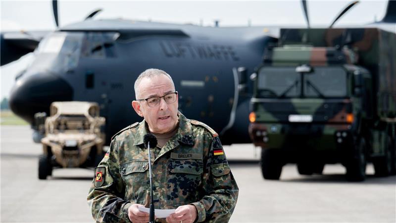 General Carsten Breuer sagte, Soldatinnen und Soldaten übten jeden Tag den Umgang mit Drohnen.