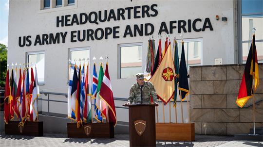 General Christopher Donahues Abschied am US-Militärstandort Wiesbaden geht feierlich im Freien über die Bühne.