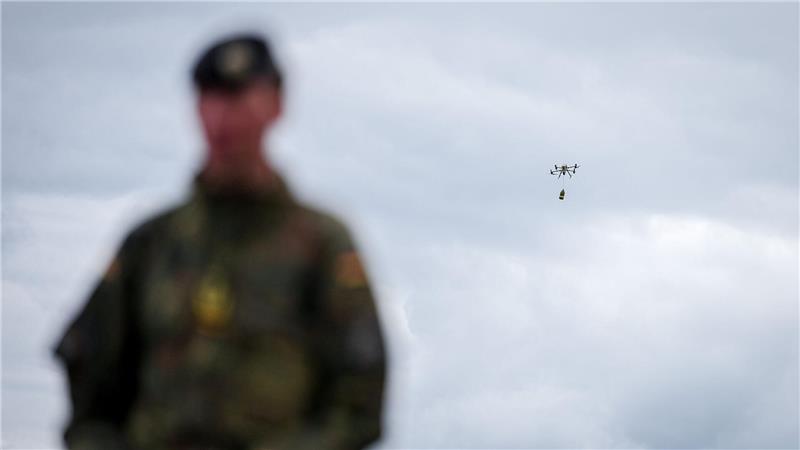 Generalleutnant Christian Freuding vor Drohne am Himmel 