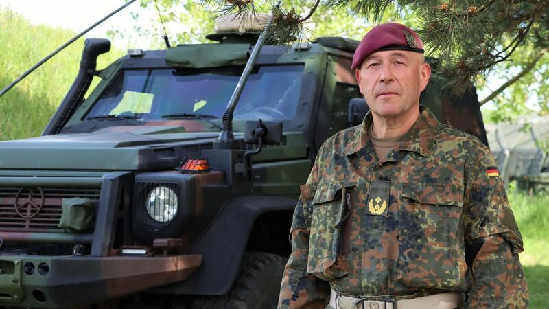 Fallschirmjägerübung: Nato übt Rückeroberung von Flughafen Generalmajor Dirk Faust: Seine Division steuert die Übung mit insgesamt etwa 4500 Teilnehmern in Ungarn und Rumänien.