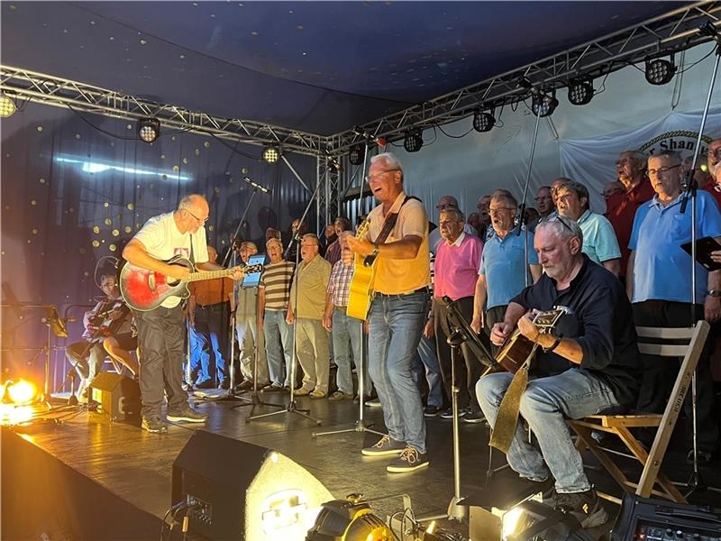 Generalprobe im Gewerbepark in Grünendeich: Der Altländer Shanty-Chor bereitet sich auf das Festival an diesem Wochenende vor. Fotos: Vasel