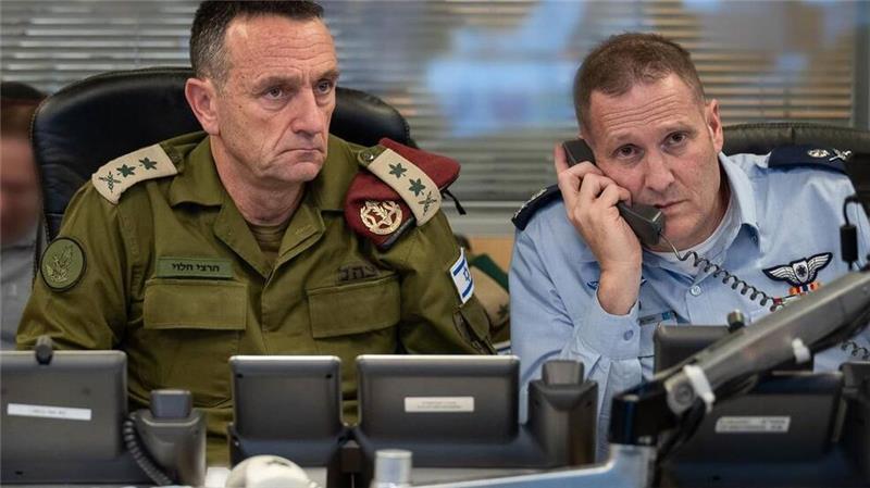 Generalstabschef Herzi Halevi (l) befiehlt zusammen mit dem Kommandanten der israelischen Luftwaffe, Generalmajor Tomer Bar (r), den Angriff auf den Iran.