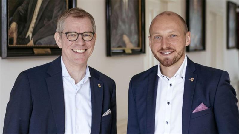 Generationen von Rittern blicken über ihre Schultern: Matthias Schicke und Lukas Kraeft, die Vorstände des Ritterschaftlichen Kreditinstituts, im Konferenzraum.