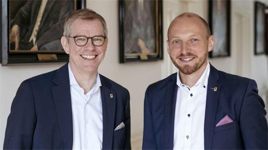 Generationen von Rittern blicken über ihre Schultern: Matthias Schicke und Lukas Kraeft, die Vorstände des Ritterschaftlichen Kreditinstituts, im Konferenzraum.