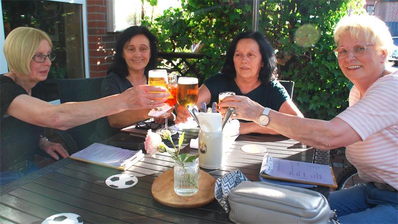 Kiek In: Romantische Abende mit Grill-Büfett in Ahrenswohlde Genießen den gesellligen Abend im Biergarten vom Kiek In (von links): Helga Heins, Heike Wernicke, Birgit Jacobi und Hanna Viebrock.